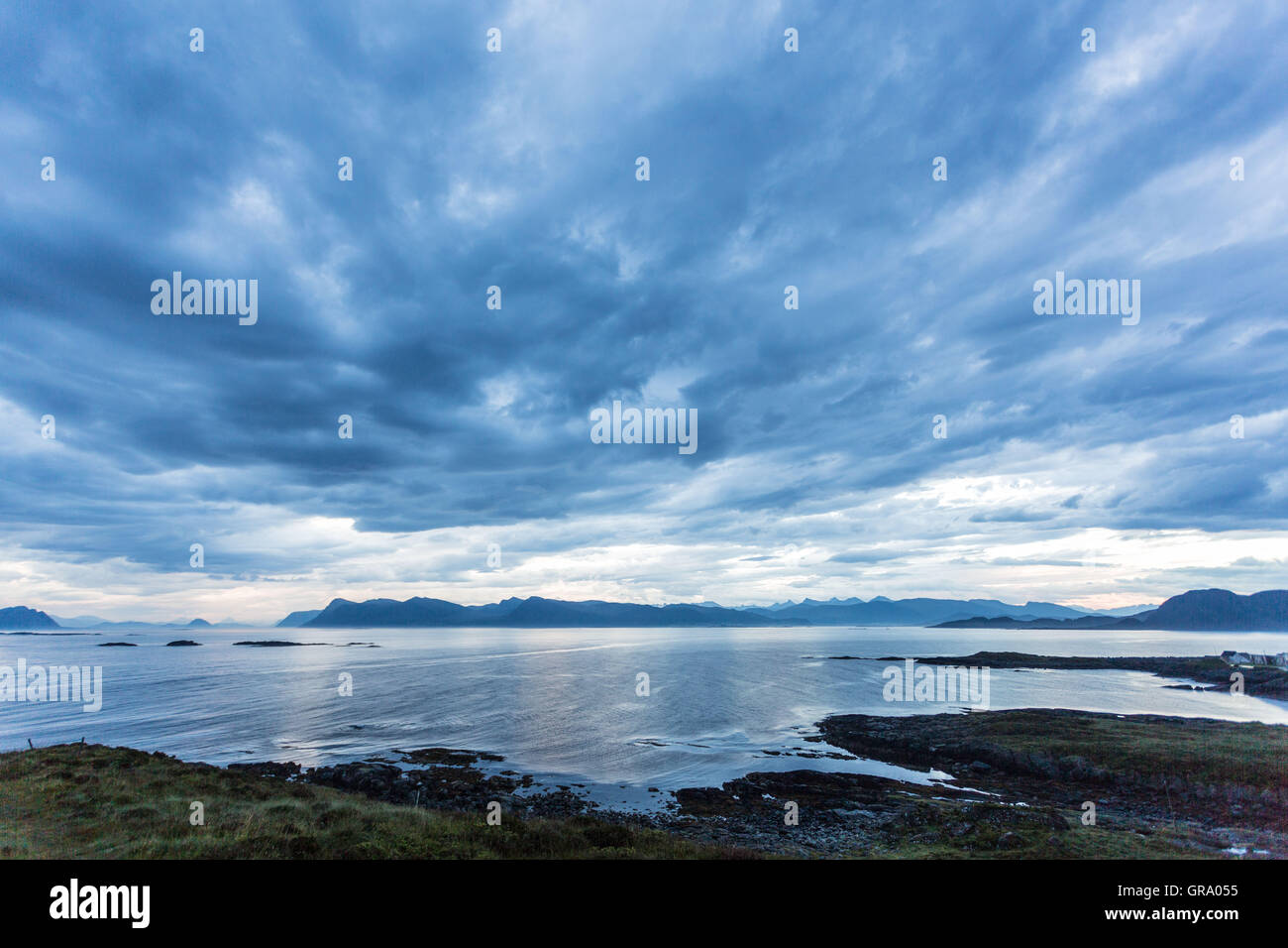 Abrir el cielo con nubes dramáticas en la costa noruega cerca de Alesund Foto de stock