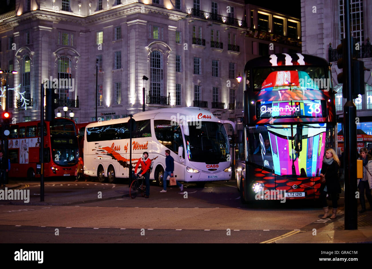 Autobuses en la Piccadilly Circus Foto de stock