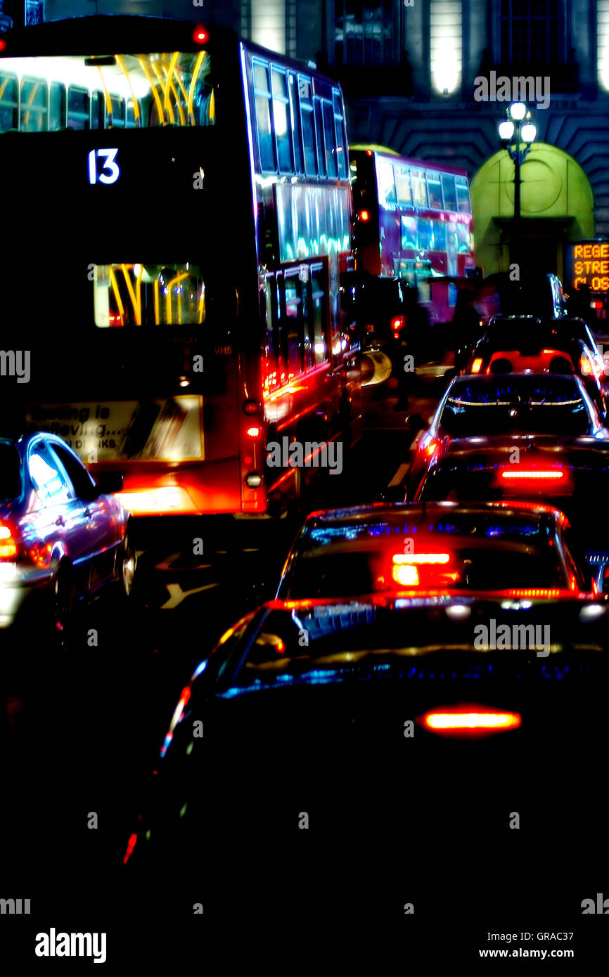 Tráfico nocturno en Londres Foto de stock