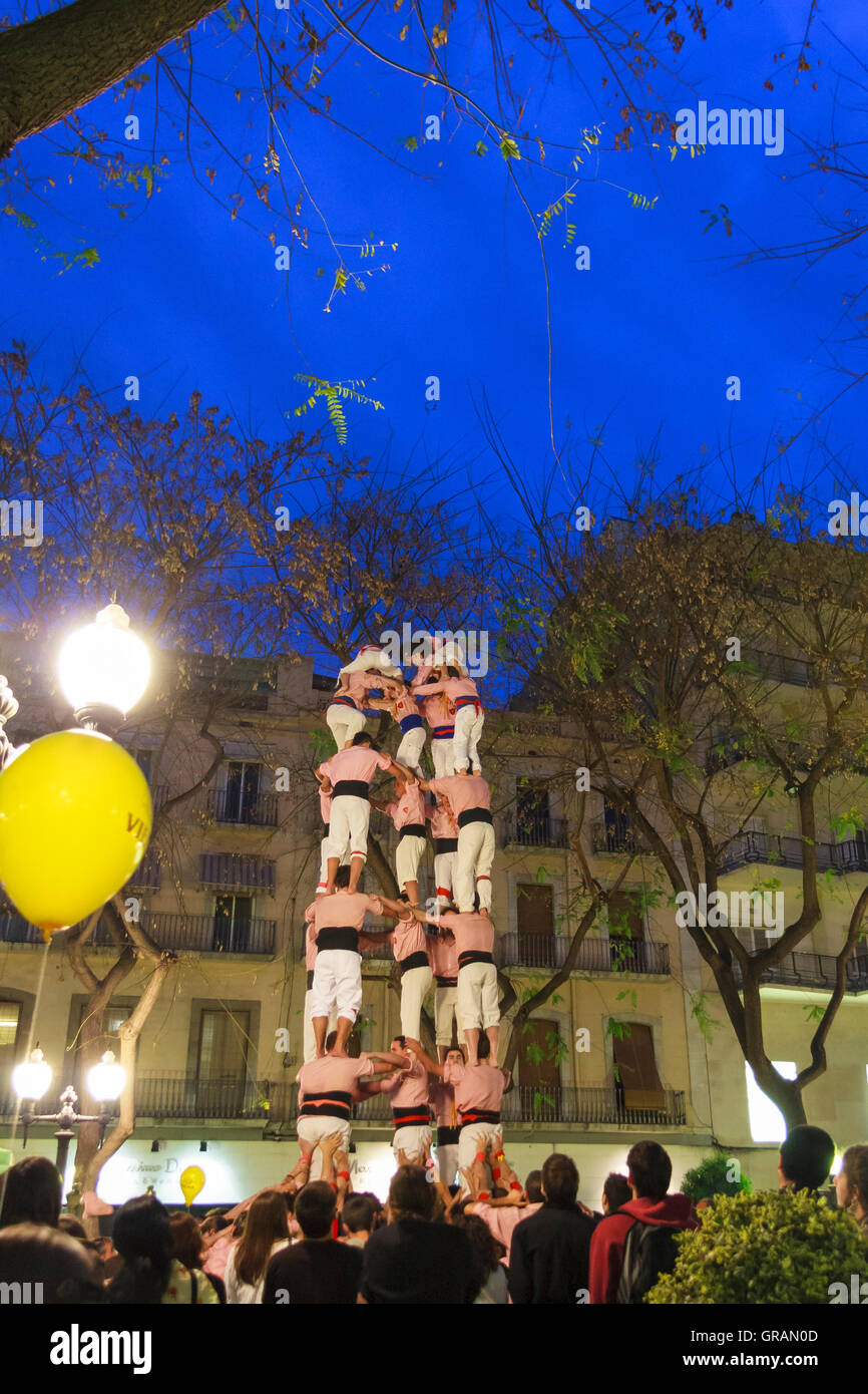 Creación de torre humana en la calle de La Rambla Nova, Tarragona, Cataluña, España.La realización de torres humanas o castells Foto de stock