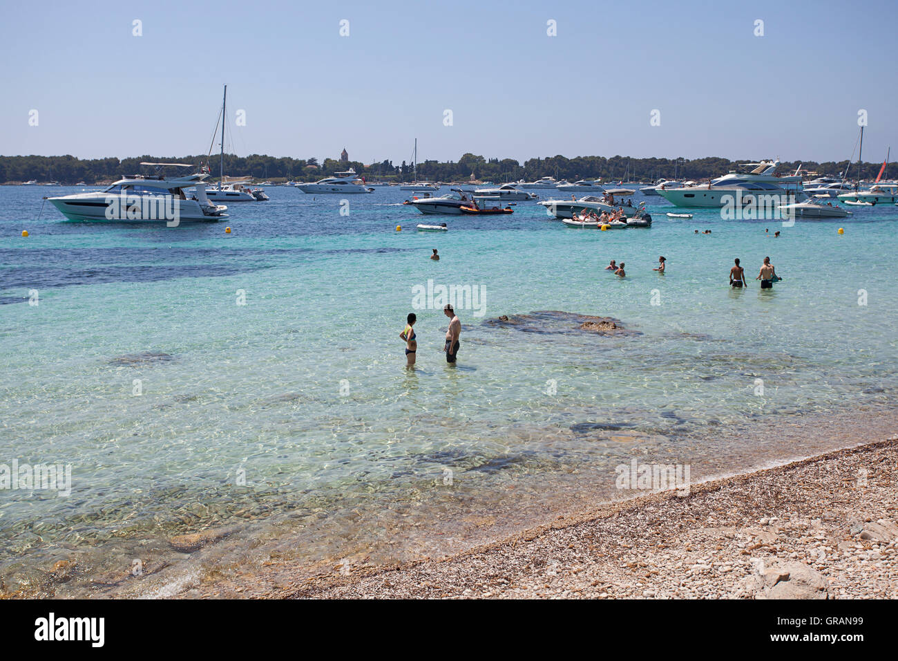 La gente relajándose en la playa o nadar en Île Sainte Marguerite Îles de Lérins, Francia Foto de stock