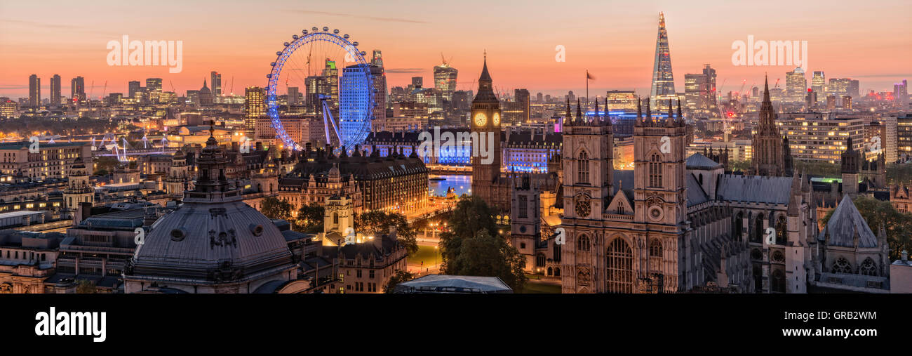 London's Skyline en el amanecer desde los tejados. La legendaria ciudad de Londres al amanecer. Foto de stock