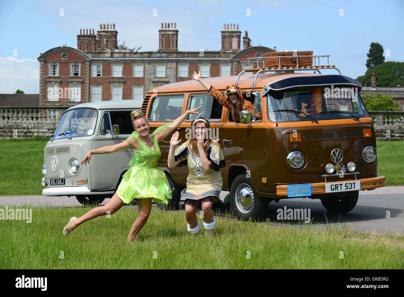 Chicas que se divierten en el Weston Park Jam Camper VW Bus Festival... Vestidos para el camper