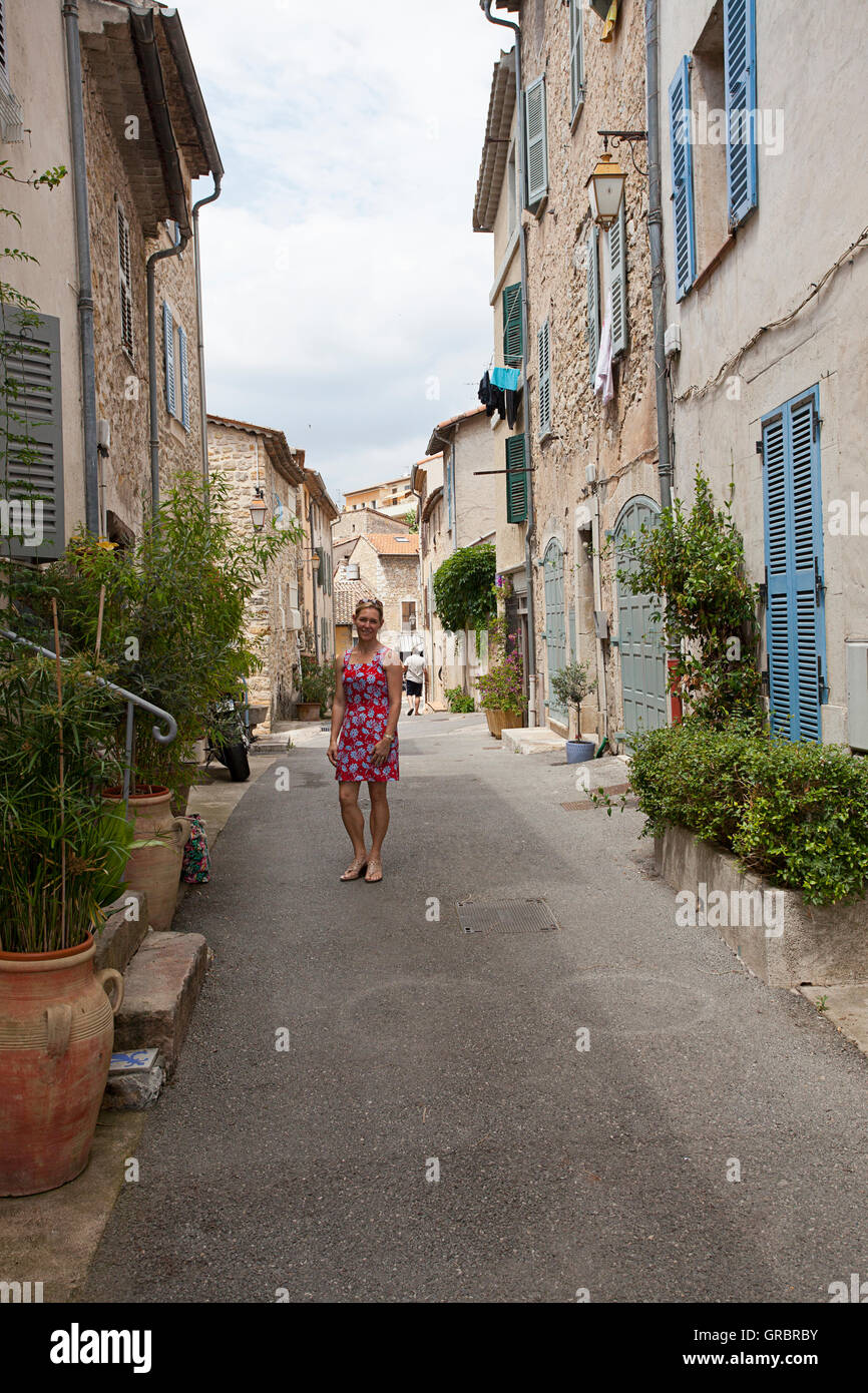 Mujer en las calles de Valbonne, Grasse, Francia Foto de stock