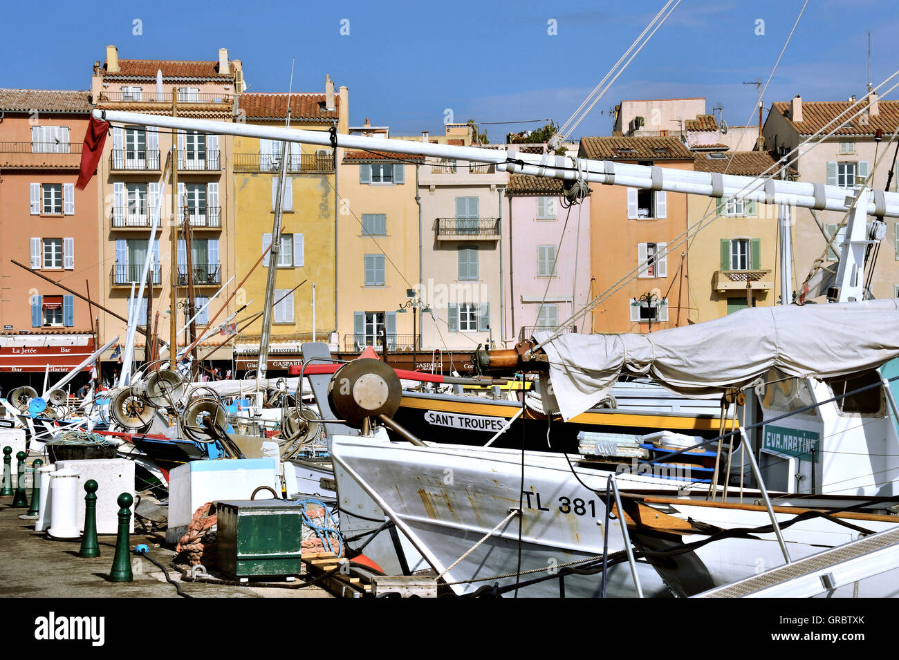 En el puerto de Saint-Tropez, en el sur de Francia, Alpes franceses, Francia Foto de stock
