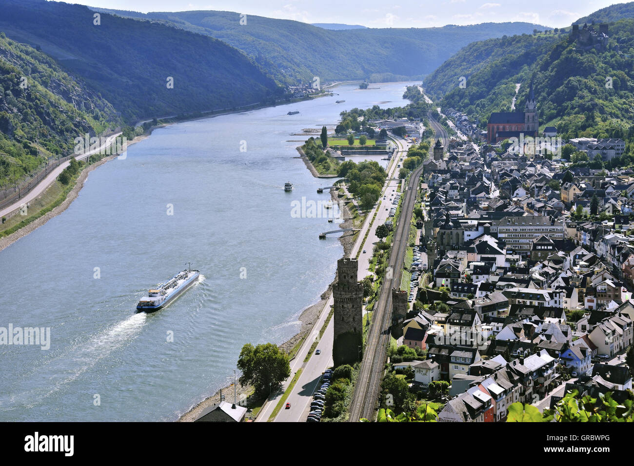 Ciudad Oberwesel con la Muralla de la ciudad y atalayas y el Río Rin, Alto Valle del Rin Medio, Alemania Foto de stock