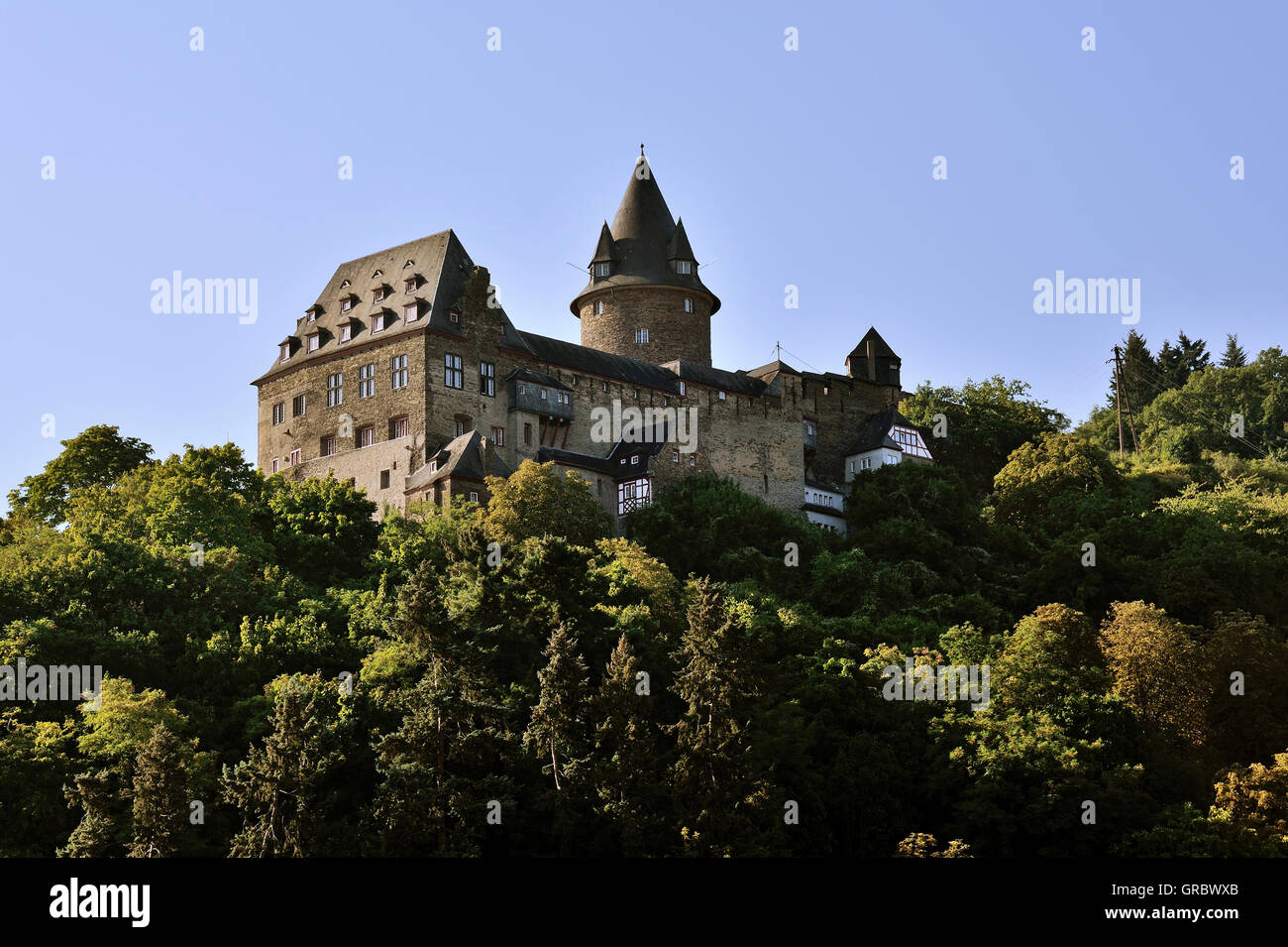 Sobre la ciudad, el castillo de Stahleck Bacharach, Alto Valle del Rin Medio, Alemania Foto de stock