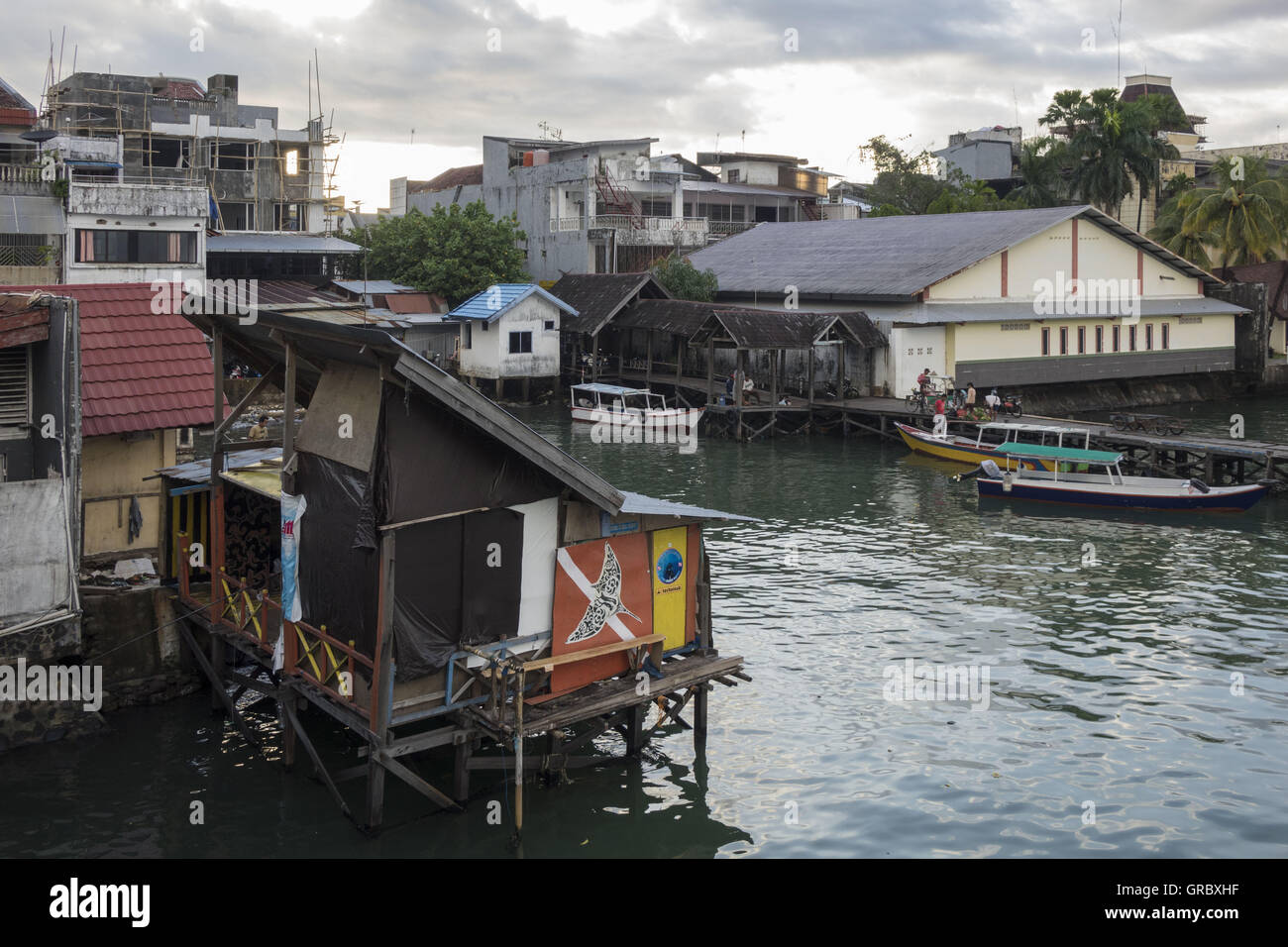 Ver más pequeño puerto para Taxi botes a las islas de Makassar, Ujung Pandang, Southsulawesi, Indonesia, en primer plano un Stilthouse Foto de stock