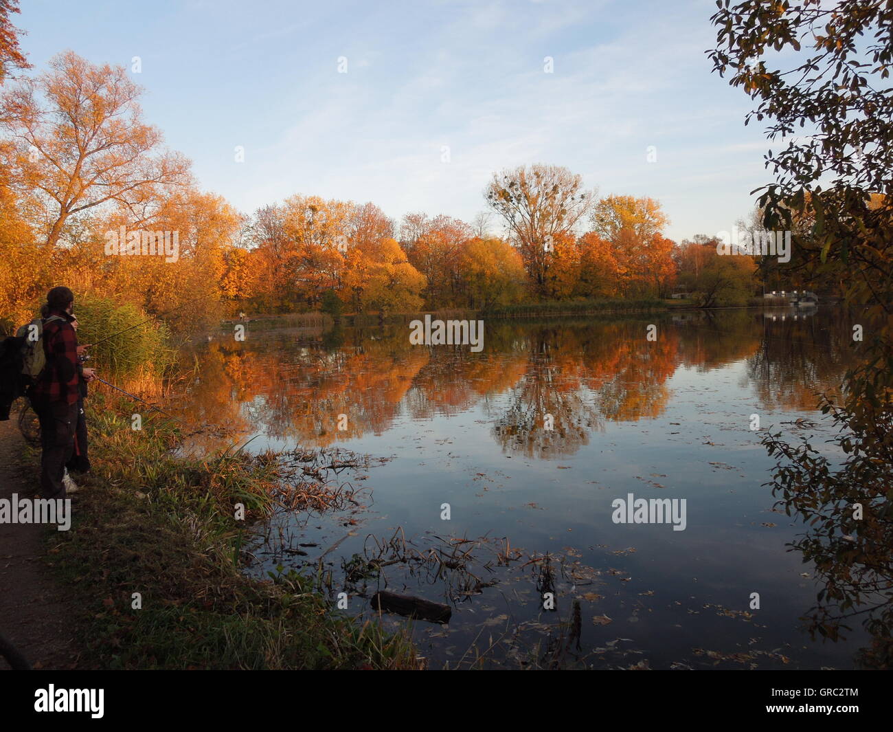 Noche de otoño en el lakeside Foto de stock