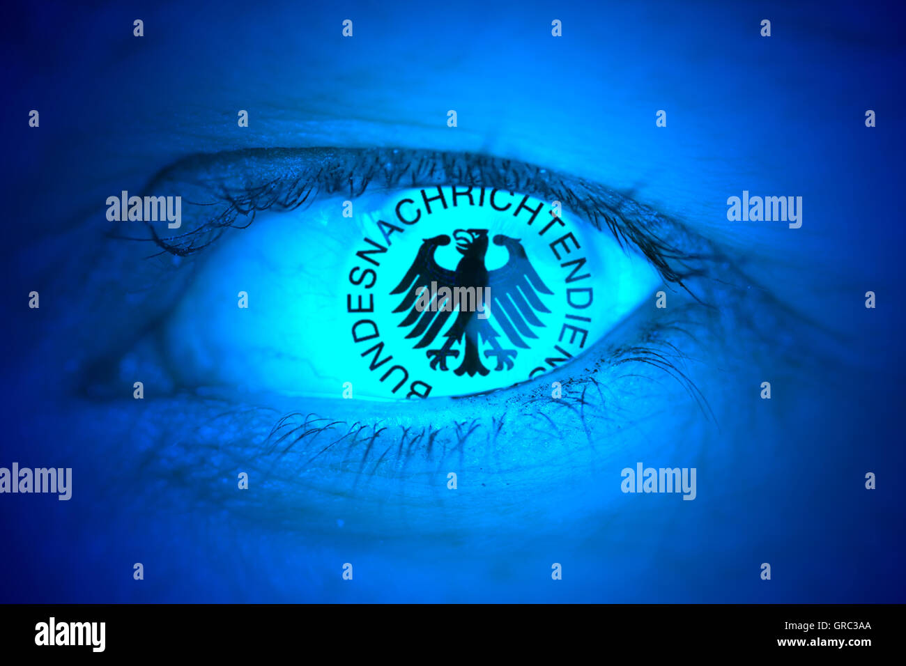 El logotipo del servicio secreto alemán y una mujer s Eye Foto de stock