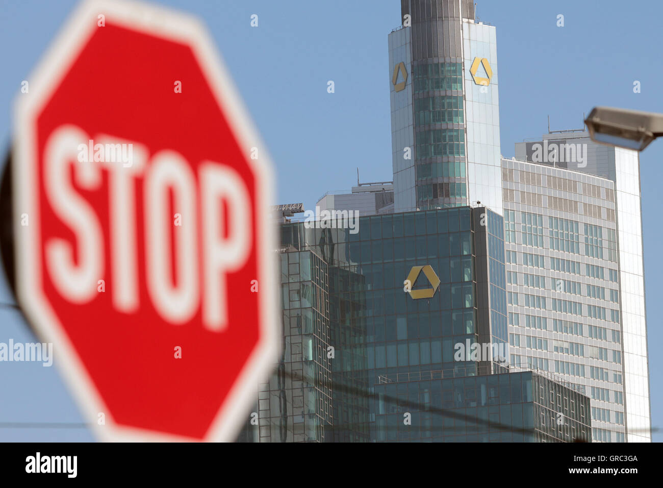 La señal de stop, con sede Commerzbank Foto de stock