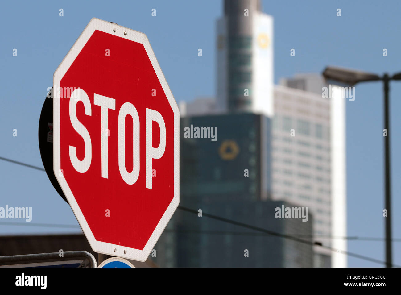La señal de stop, con sede Commerzbank Foto de stock