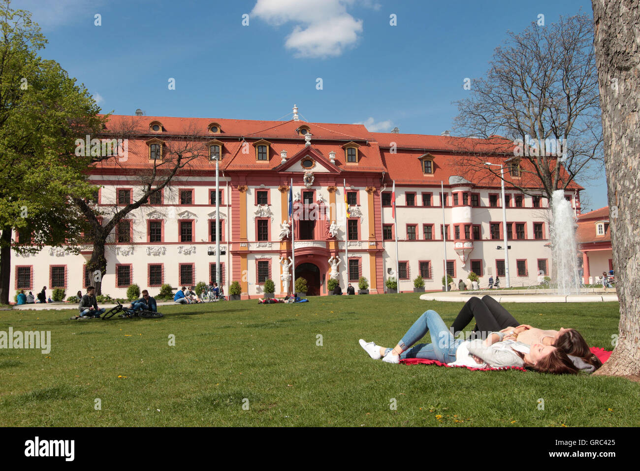 Jornada soleada de primavera en Erfurt en Staatskanzlei Foto de stock