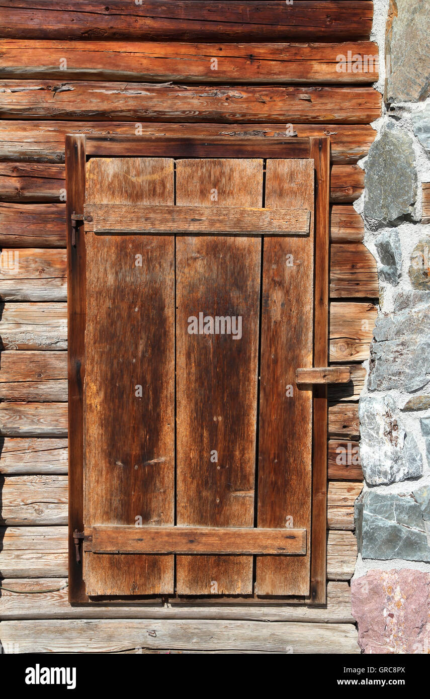 Candado a través del perno en la puerta exterior de madera de la calle  Fotografía de stock - Alamy