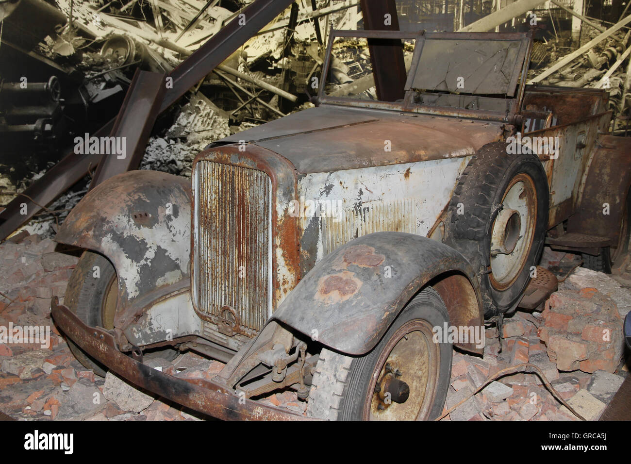Vehículo militar dañado Foto de stock