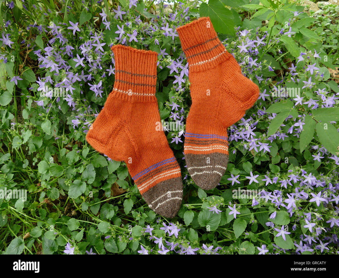 Cálidos calcetines de lana, hechas a mano Foto de stock