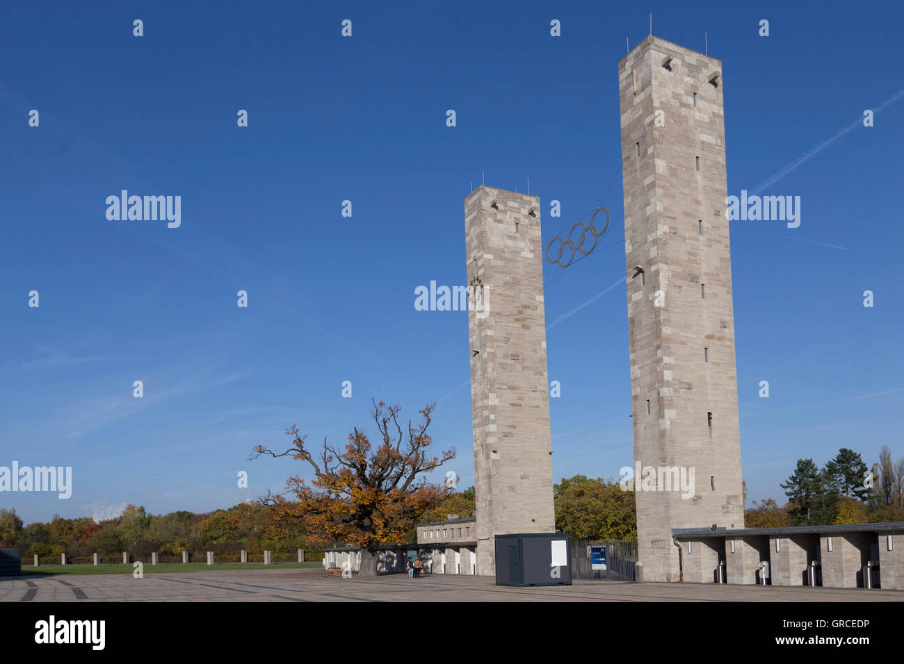 Dos torres forman la entrada a Berlín Olympastadion Foto de stock