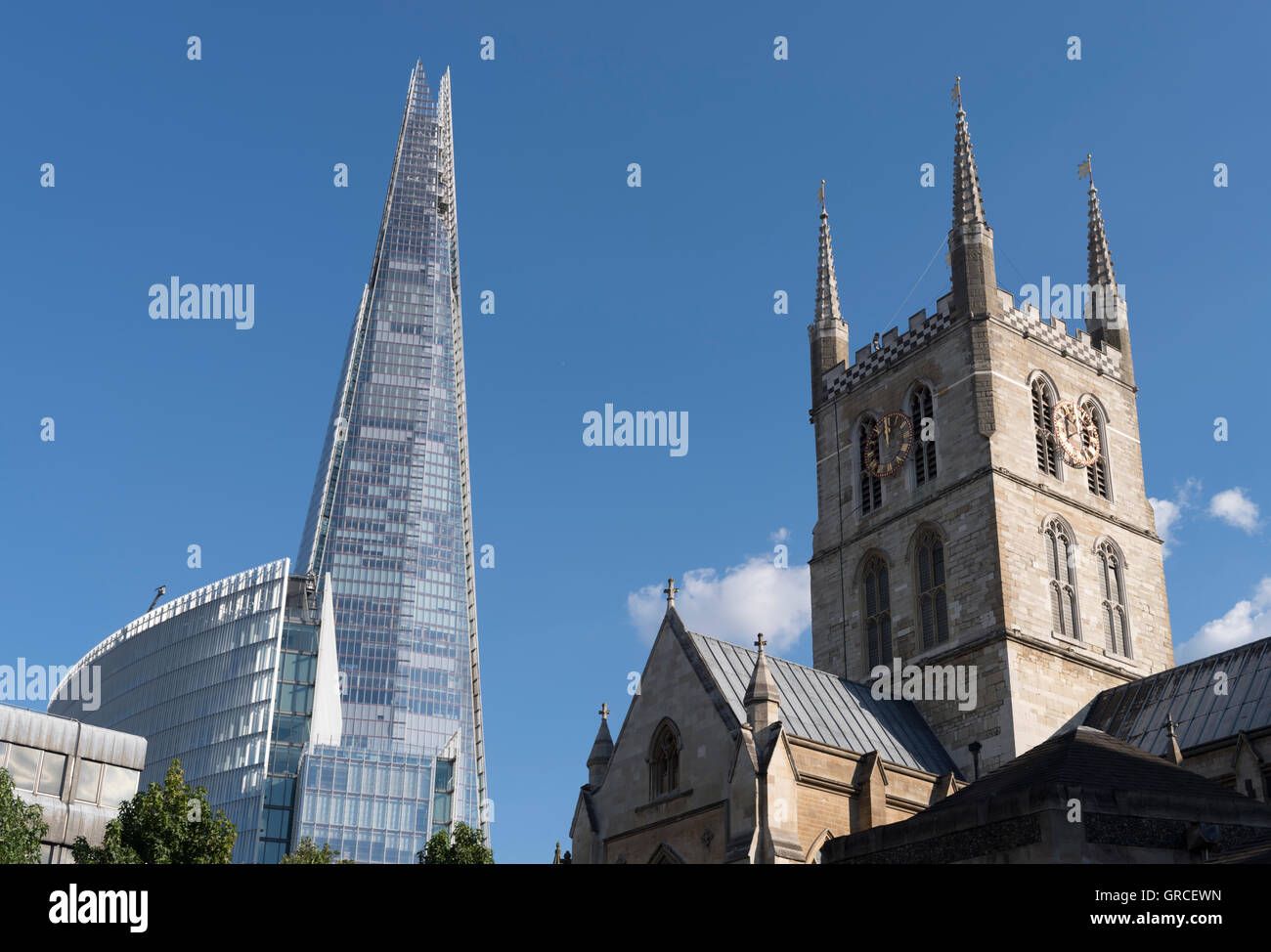 La torre Shard y la Catedral de Southwark, Londres, Reino Unido. Foto de stock