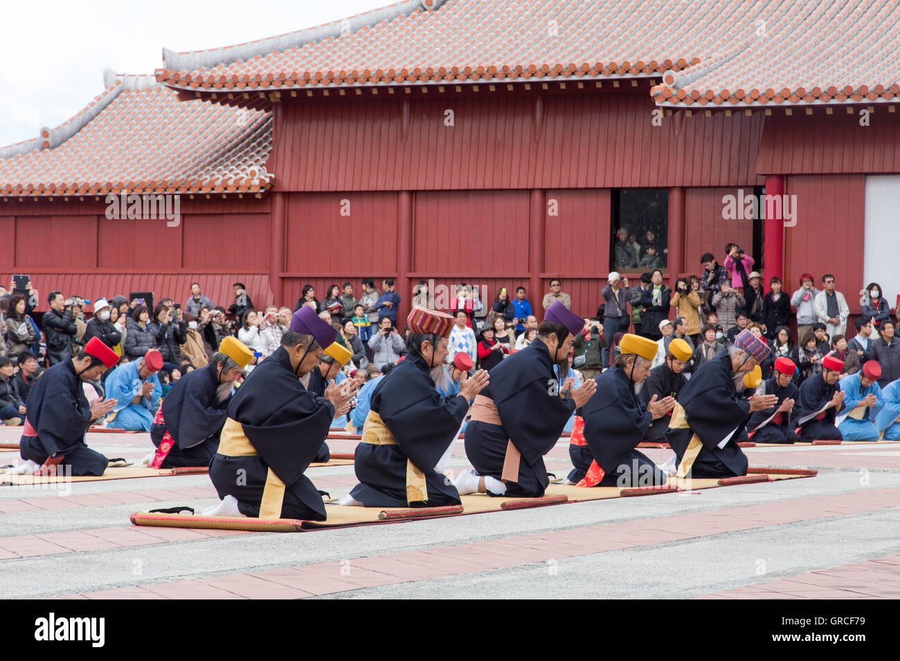 Okinawa, Japón - Enero 02, 2015: la gente vestida en la tradicional celebración de Año Nuevo en el castillo de Shuri-jo. Foto de stock