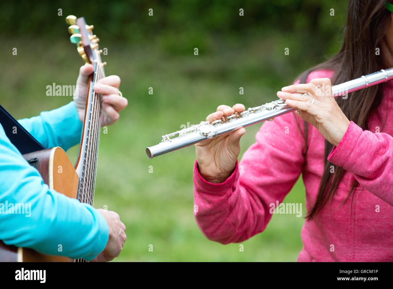 Haciendo música con guitarra y flauta Fotografía de stock - Alamy