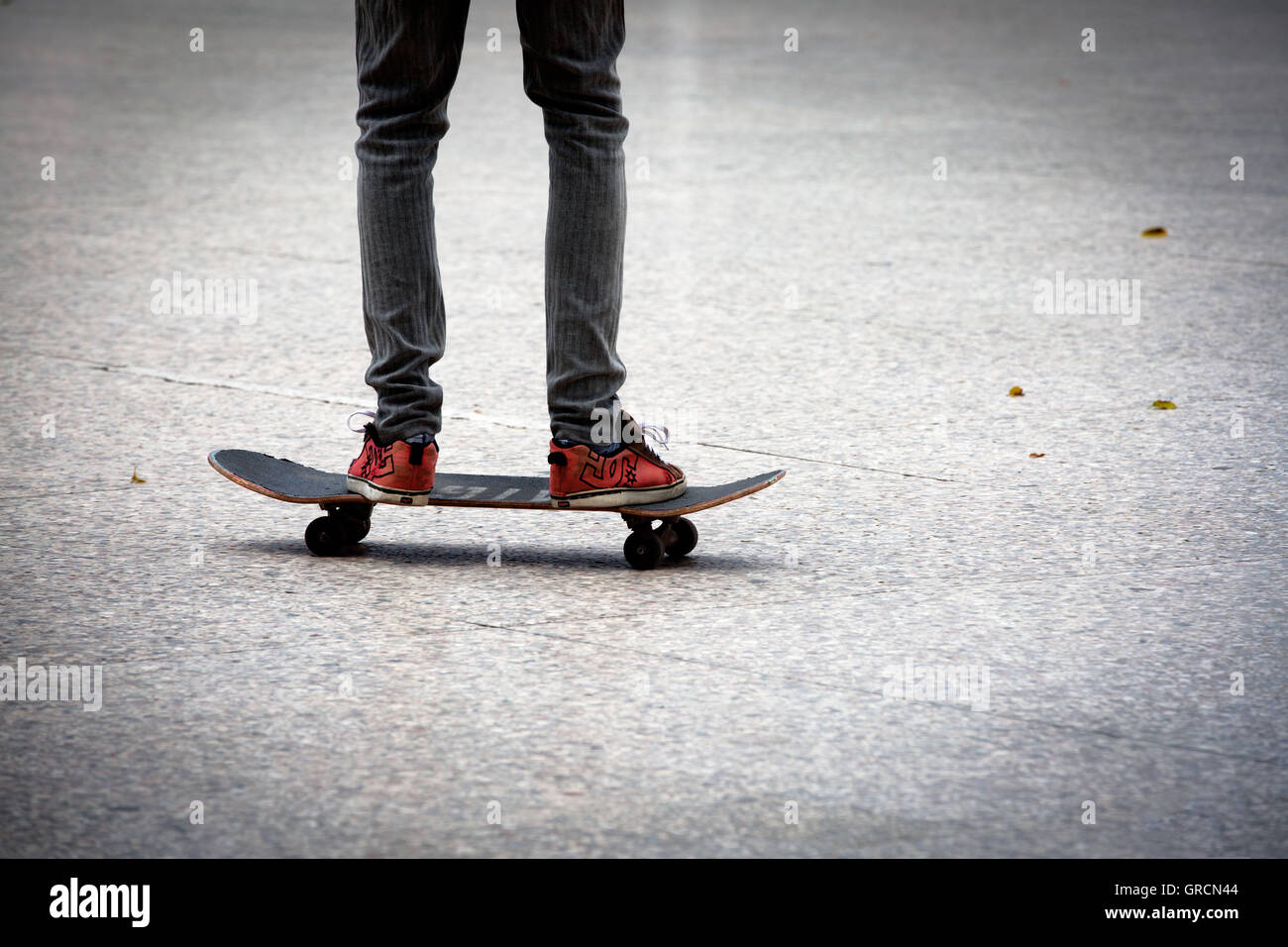 Skater en su junta Foto de stock