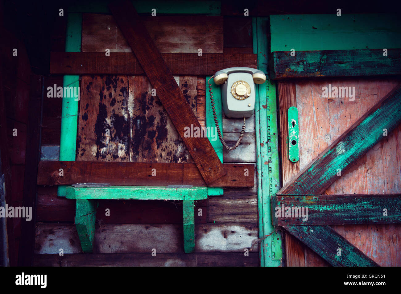 Viejo Muro teléfono rotativo en la cabaña de madera Foto de stock