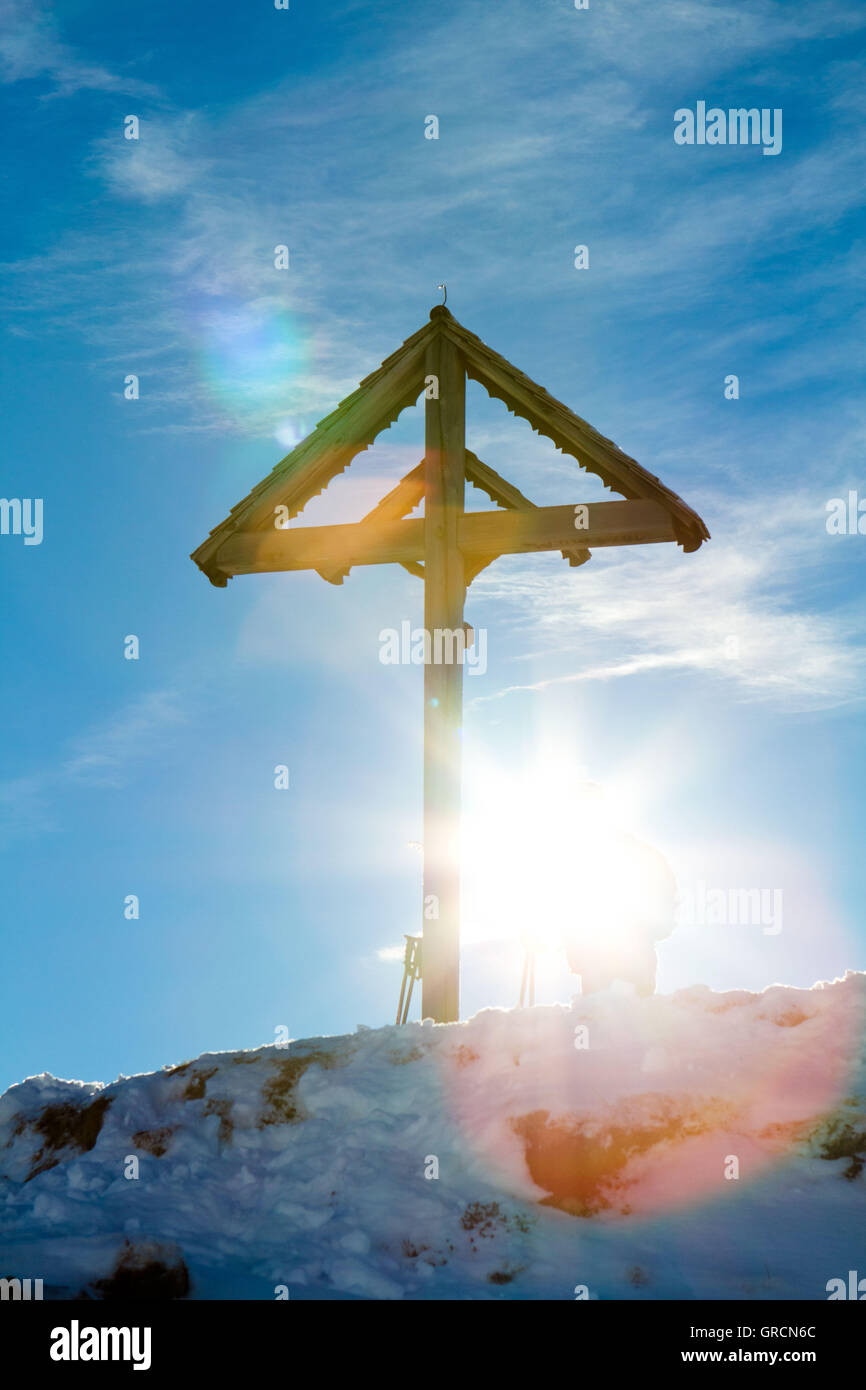 Cruz de la Cumbre en los Alpes Suizos en Backlight Foto de stock