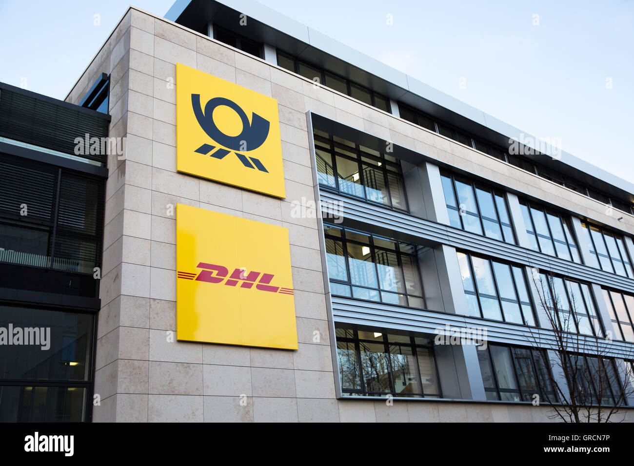 Destierro serie Adelaida Puesto alemán, DHL, oficinas en Bonn Fotografía de stock - Alamy