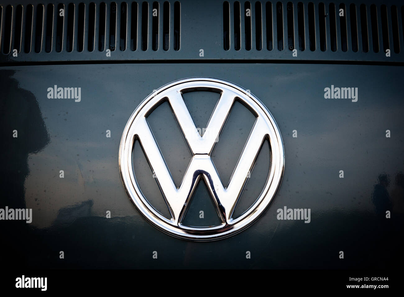 Logotipo de la marca Volkswagen en VW T2 Bus Foto de stock