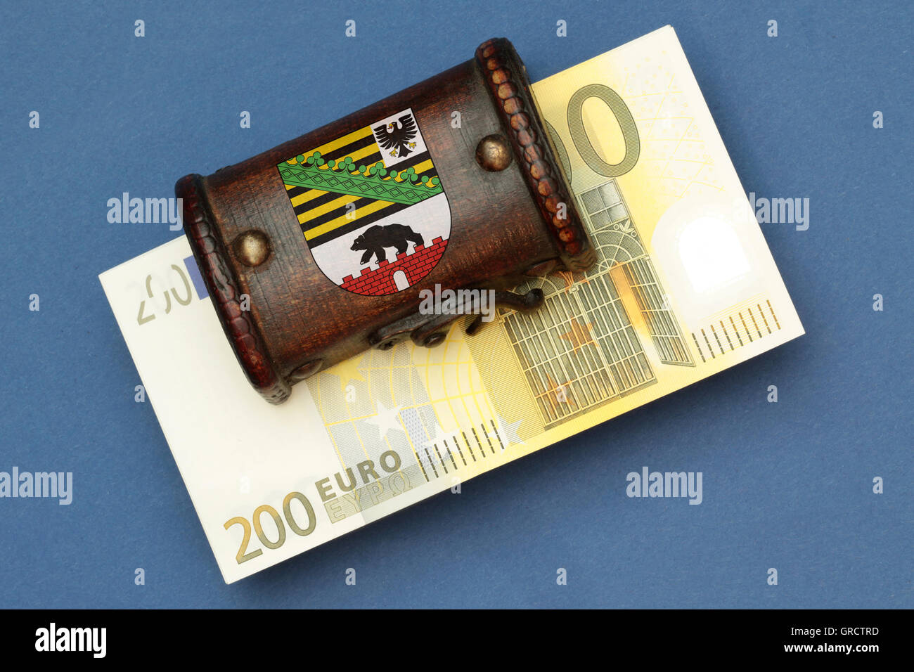 Cofre del tesoro con el sello del Estado de Sachsen Anhalt y billetes Euro Foto de stock