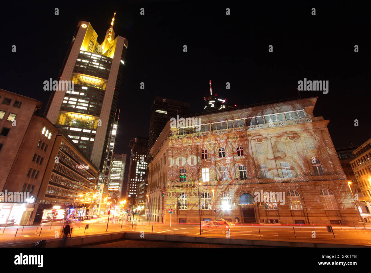 Fassade iluminada de Deutsche Bank con el marco alemán Bill durante la Luminale 2016 en Frankfurt. Foto de stock