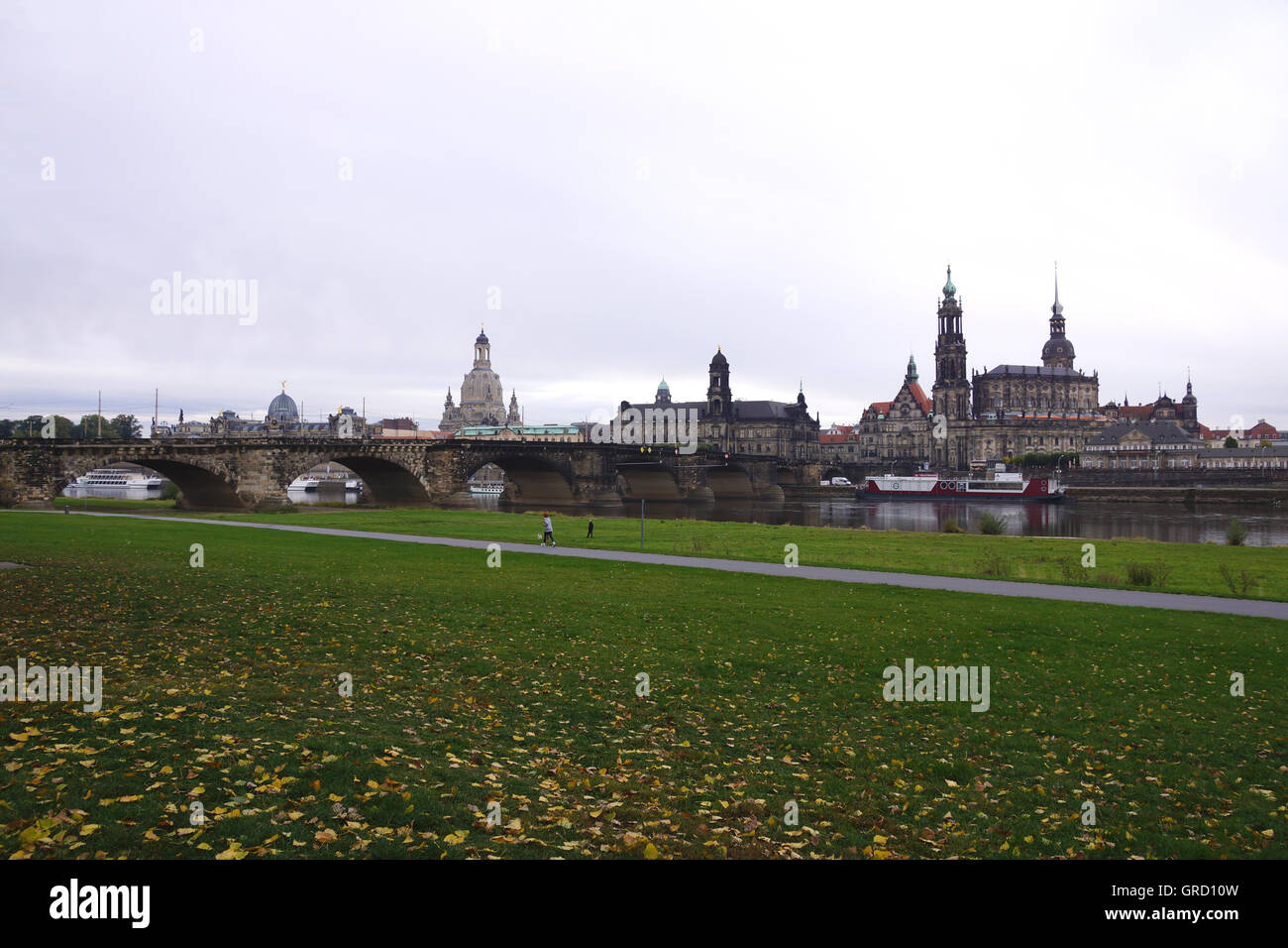 Vista desde el Elba prados de Dresde, con la Frauenkirche,residencia Castillo,Hofkirche,Skyline,Canaletto Foto de stock