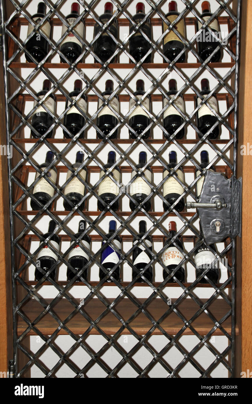 Puerta Cerrada estante de vino Fotografía de stock - Alamy