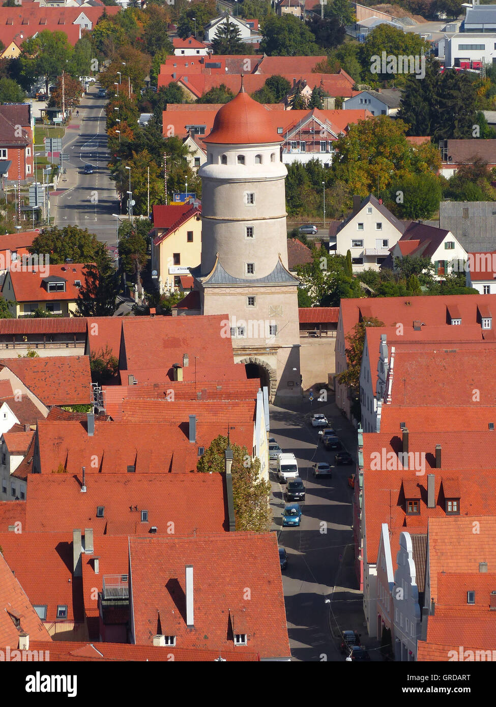 Nördlingen Daniel, vista desde abajo para la ciudad, Deininger Gate Foto de stock