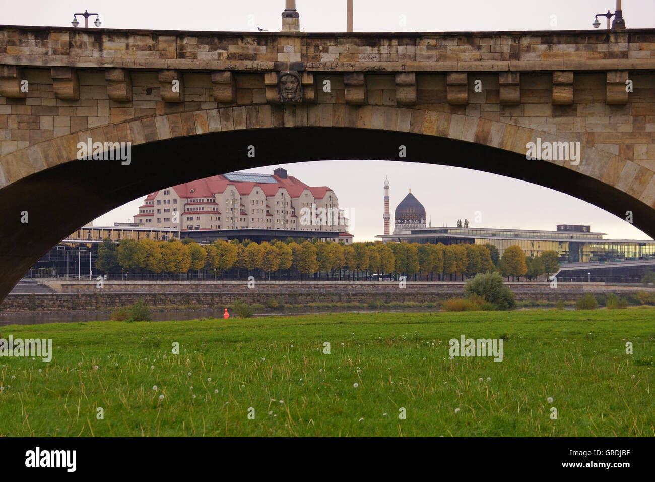 Dresden, Puente Ober río Elba Elba, prados, ver al Parlamento y Yenidze Foto de stock