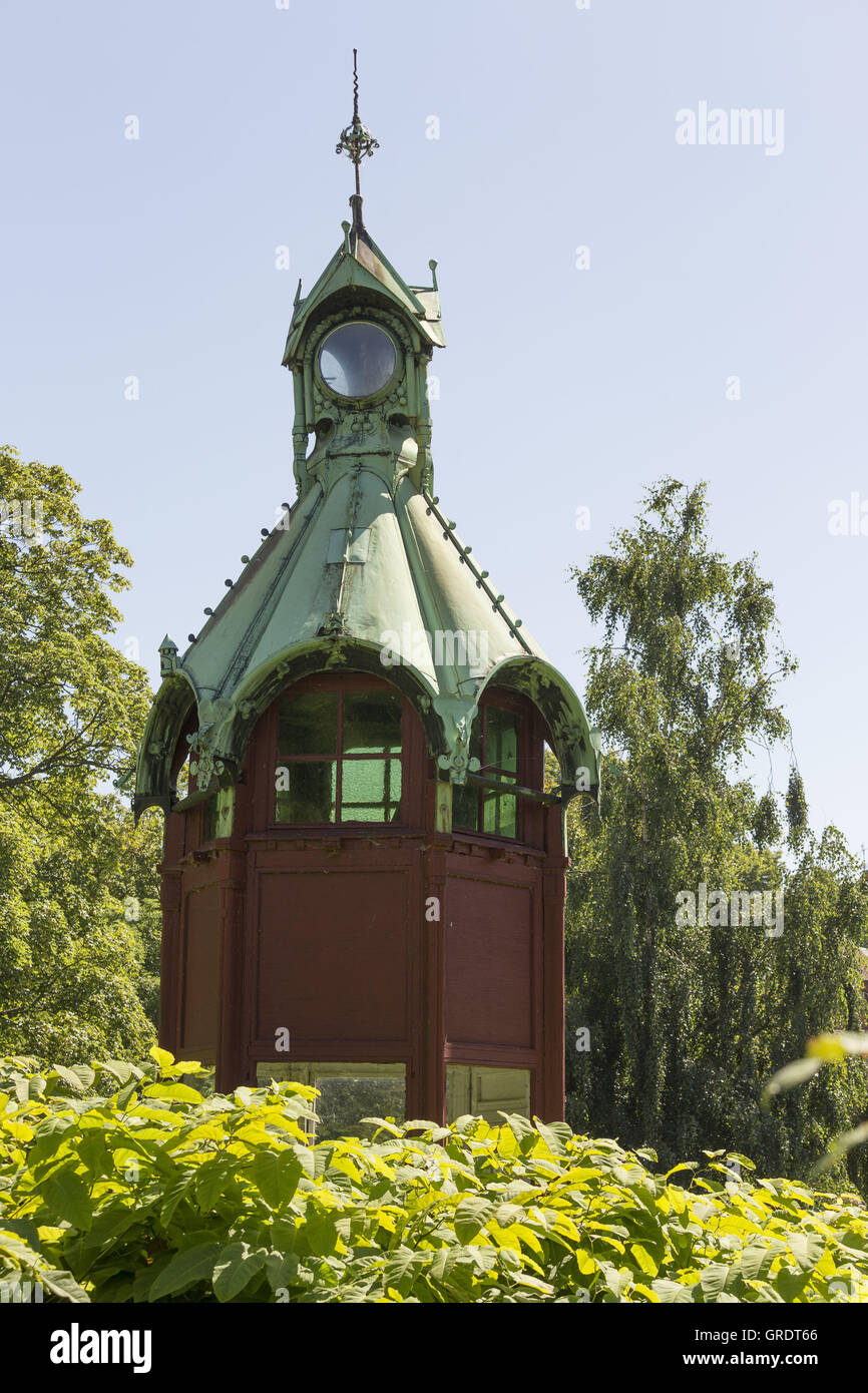 Torre roja en un parque en Nysted, Lolland, Dinamarca Foto de stock