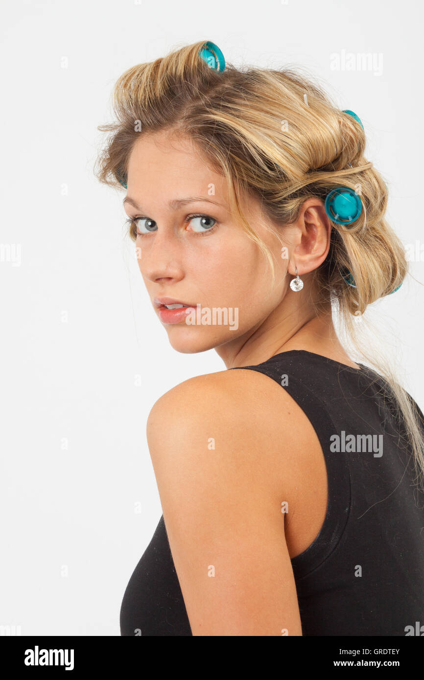 Mujer joven con rulos en su pelo rubio Fotografía de stock - Alamy