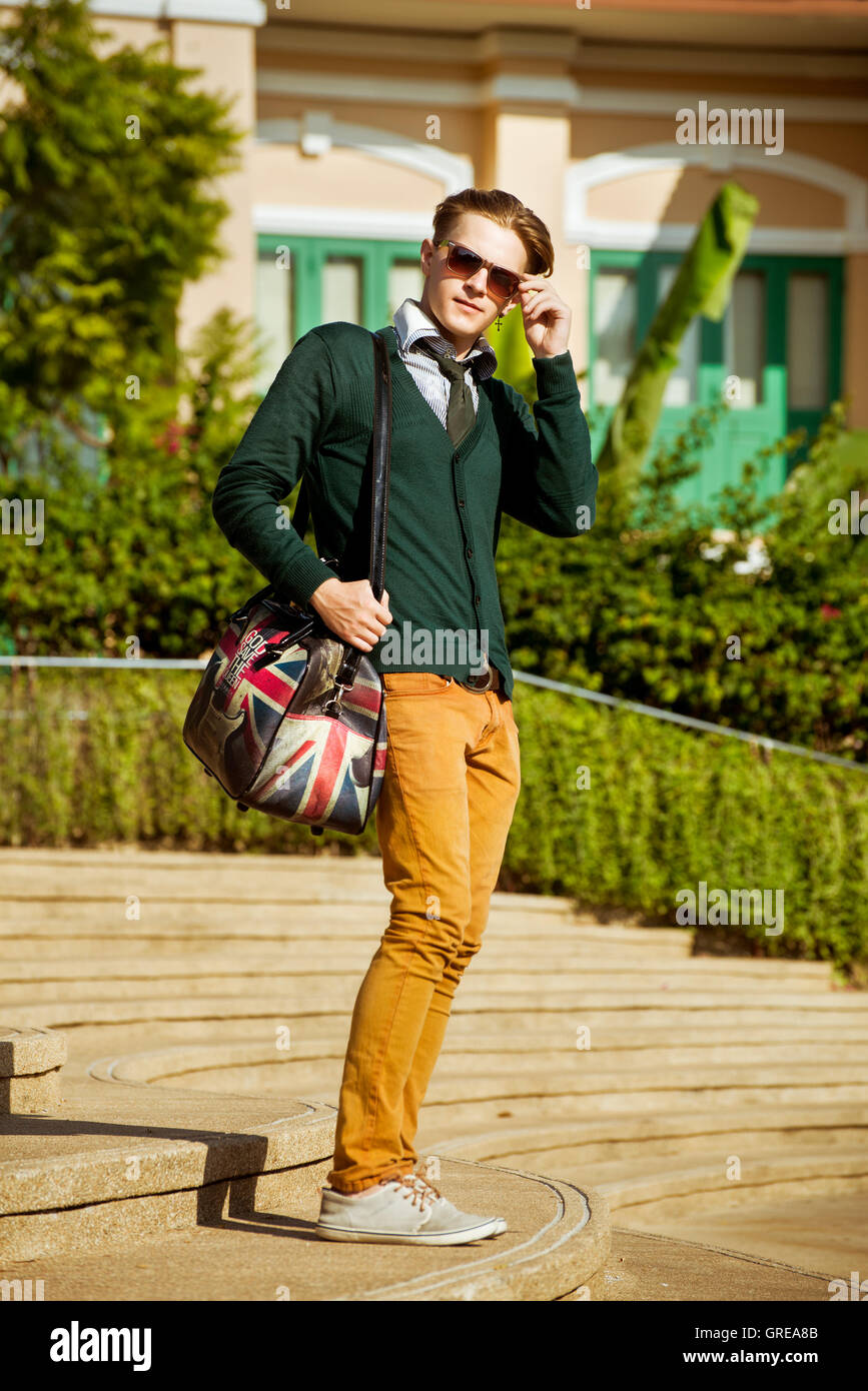 Hombre de bolsa fotografías e imágenes de alta resolución - Alamy