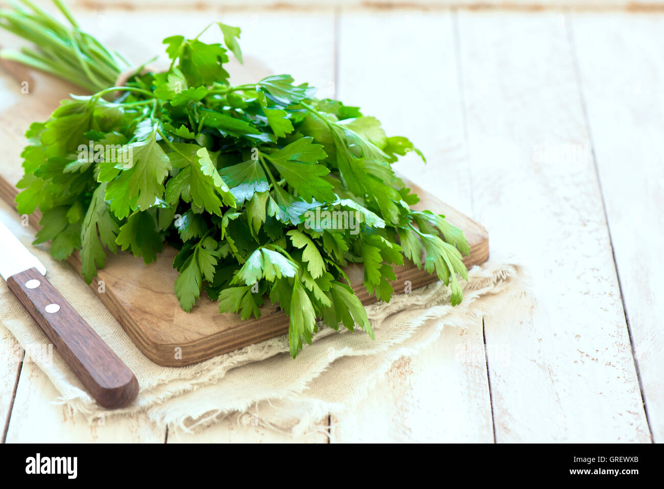 Perejil italiano orgánicos closeup sobre mesa de madera rústica, saludable comida vegetariana Foto de stock