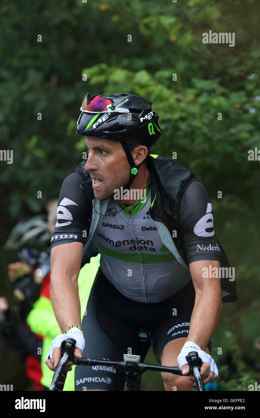 Bernhard Eisel, del equipo dimension data suba por la lucha en el tour de  Bretaña 2016 Fotografía de stock - Alamy