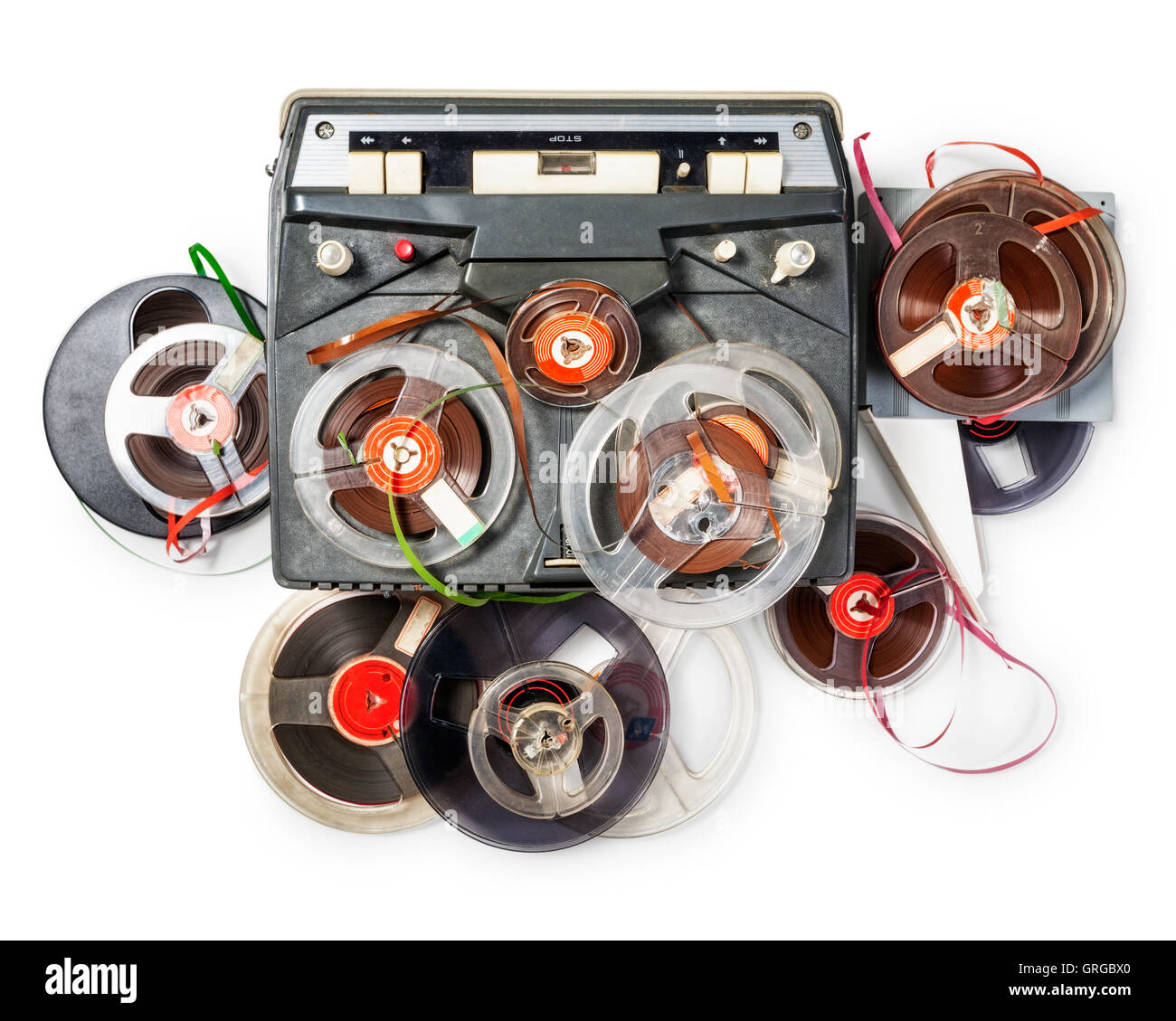 Vintage grabador portátil de audio y tambores colección. El grupo de objetos aislados sobre fondo blanco con trazado de recorte Foto de stock