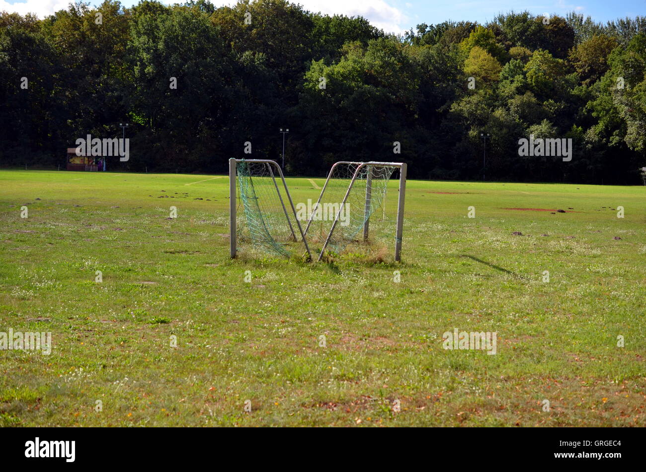 Fútbol y fútbol deportes con dos goles de campo de hierba salvaje en los meses de verano Foto de stock