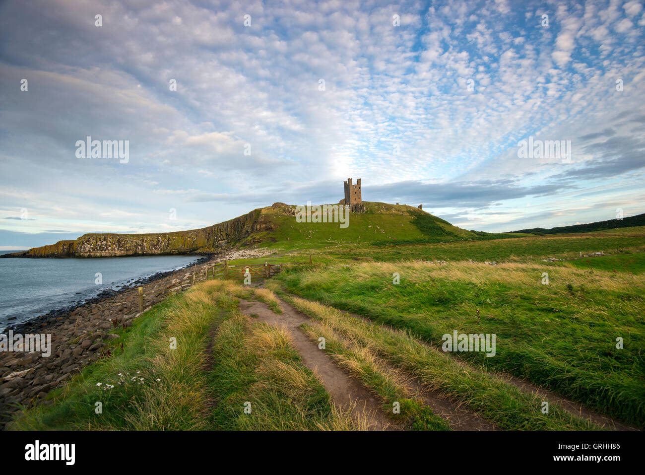 Las ruinas del castillo de Dunstanburgh en la costa de Northumberland, Inglaterra Foto de stock