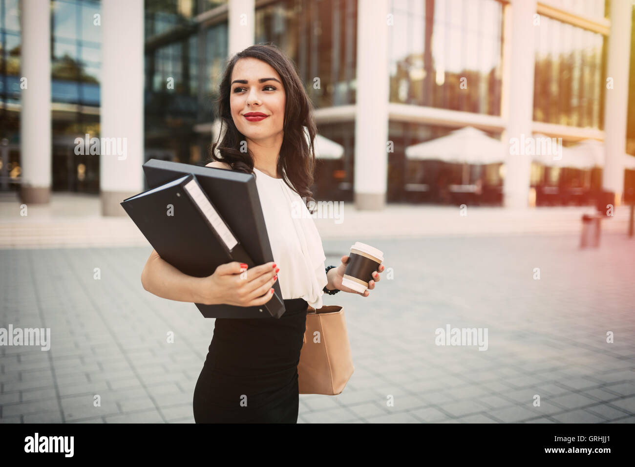 La empresaria va a trabajar con un café en la mano Foto de stock