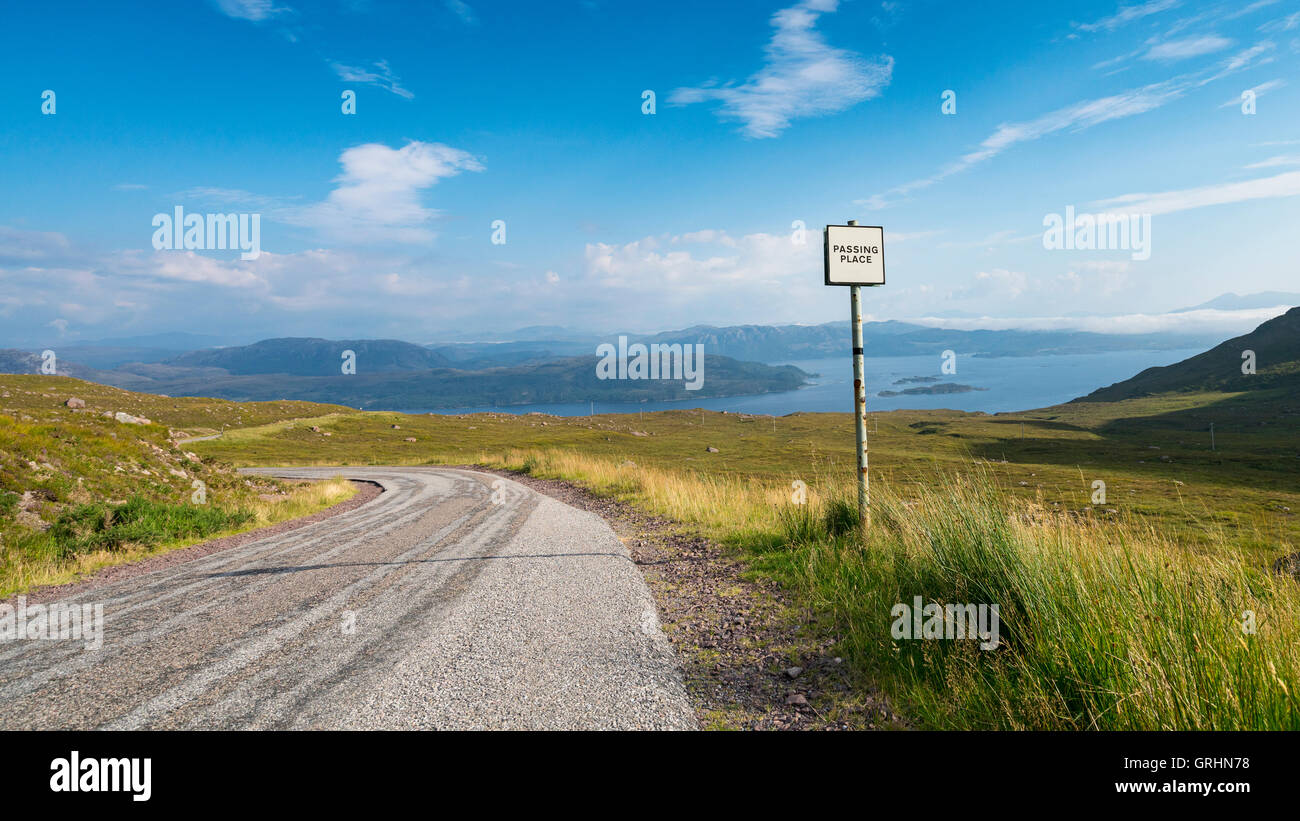 Remote carretera y montaña Bealach na ba en península de Applecross, Wester Ross, costa norte 500 ruta turística, Escocia Foto de stock