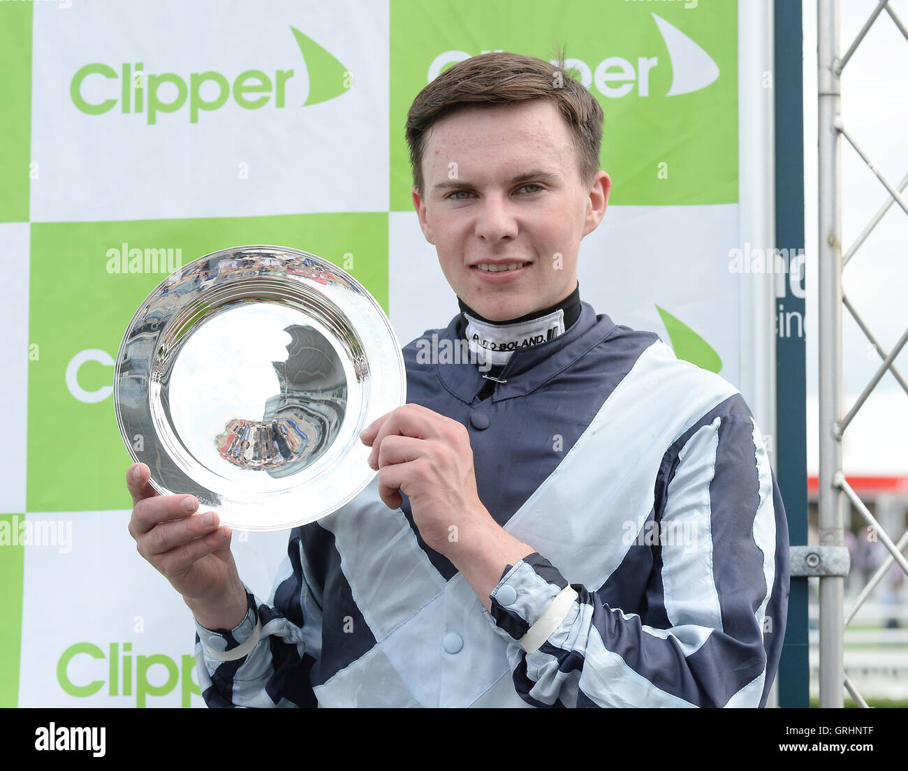 Joseph O'Brien sostiene el trofeo tras la fosforescencia de equitación a la victoria en la logística de Clipper Leger leyendas clasificados estacas durante el primer día del 2016 Ladbrokes St Leger Festival en el Hipódromo de Doncaster, Doncaster. Foto de stock