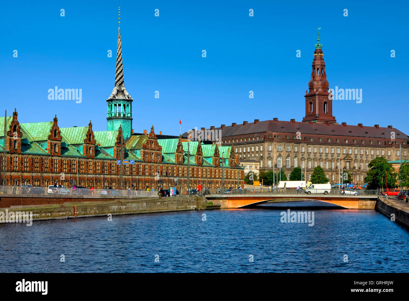 El edificio de la bolsa y el Castillo Christianborg en Copenhague Foto de stock