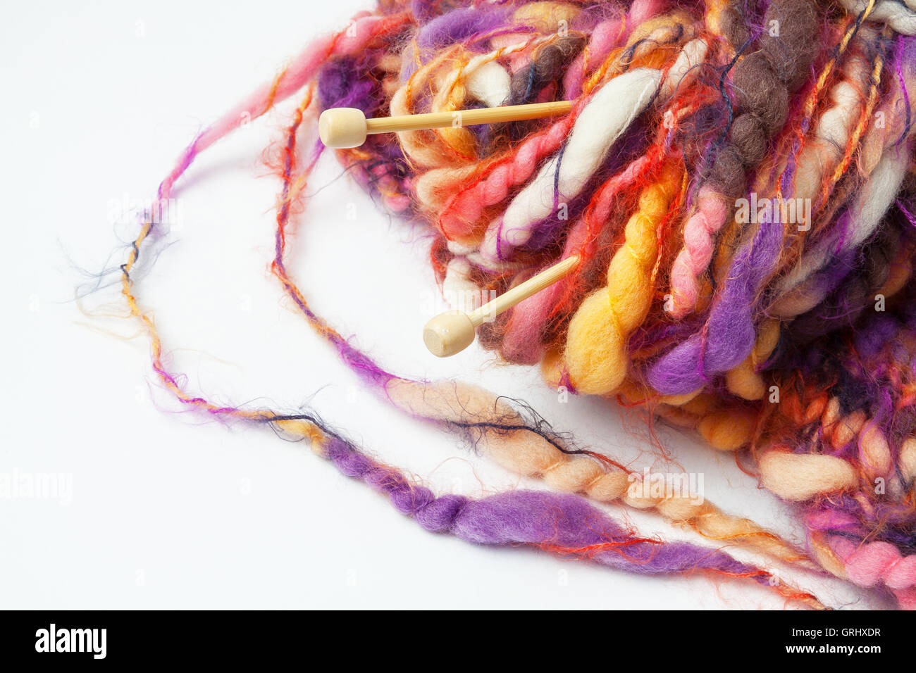 Imagen colorida de mohair lana y agujas. Foto de stock