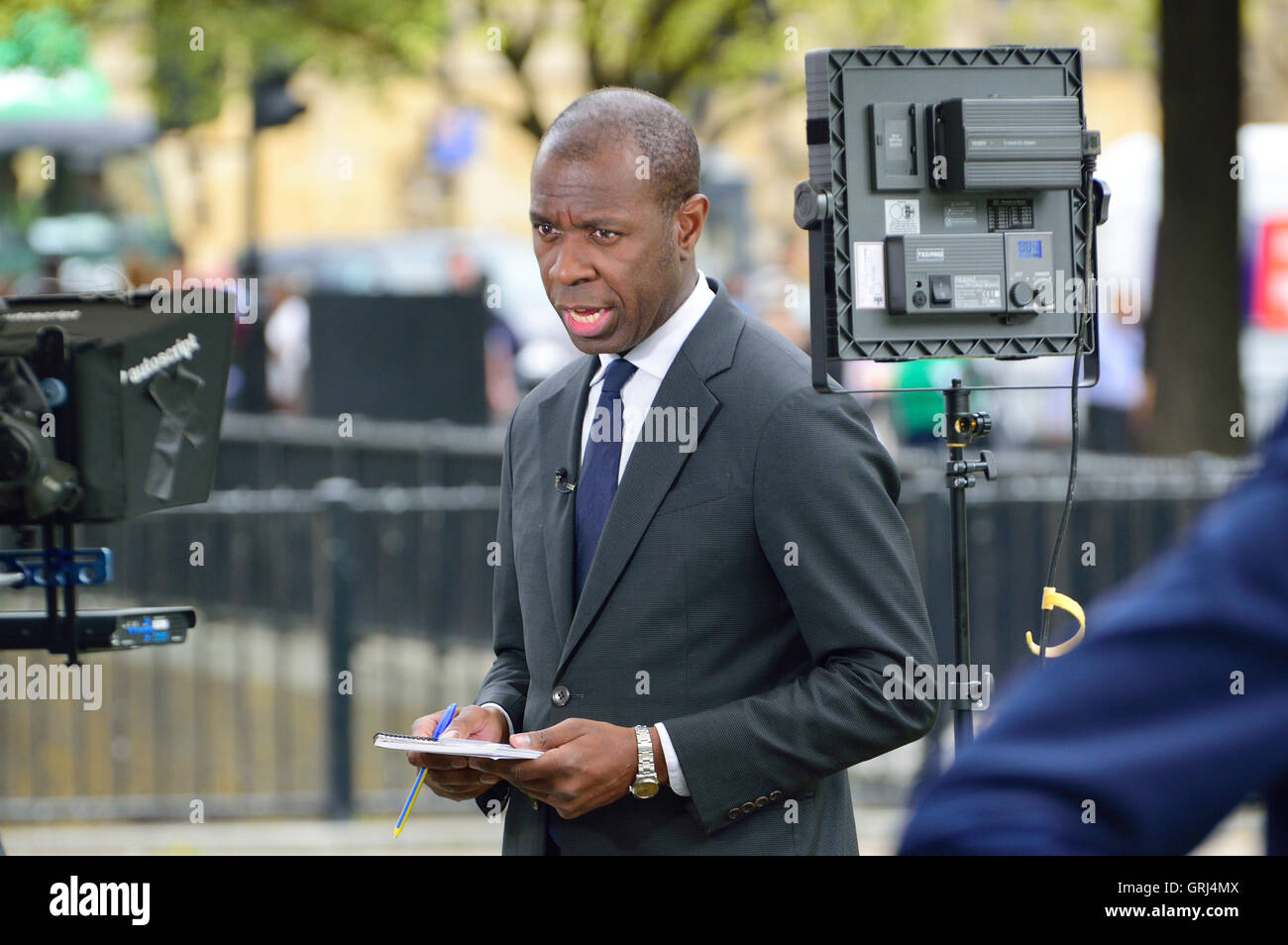 Clive Myrie, BBC News, la presentación de informes en vivo desde College Green, Westminster, 2016 Foto de stock