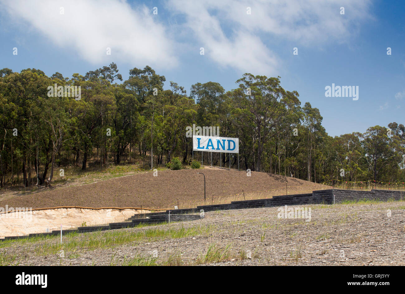 Signo de tierra propiedad de tierras para la venta Venta de terrenos para el desarrollo de árboles de eucalipto bosque bushland bush detrás de NSW, Australia Foto de stock